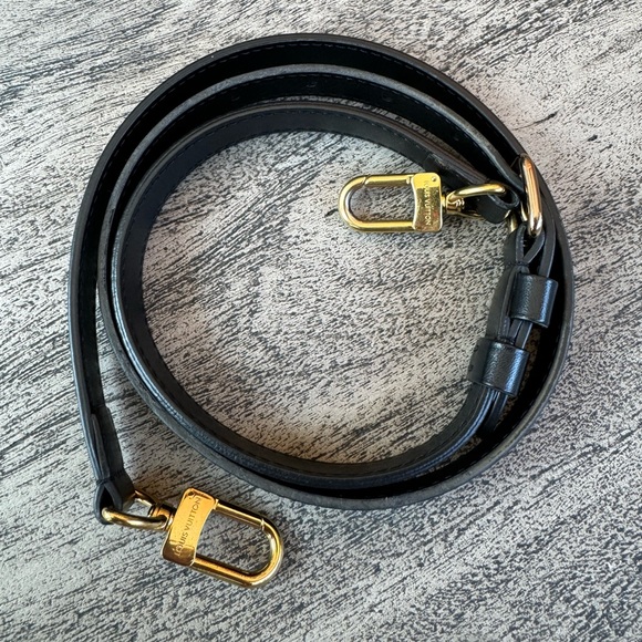 Louis Vuitton V tote MM - Picture 13 of 14